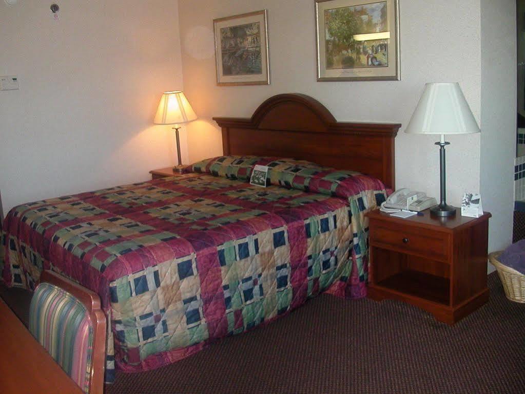 Lomira Inn And Suites المظهر الخارجي الصورة