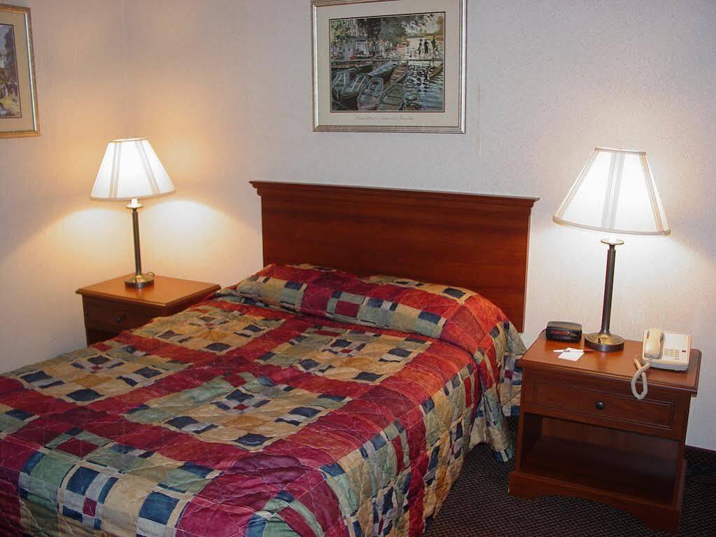 Lomira Inn And Suites المظهر الخارجي الصورة