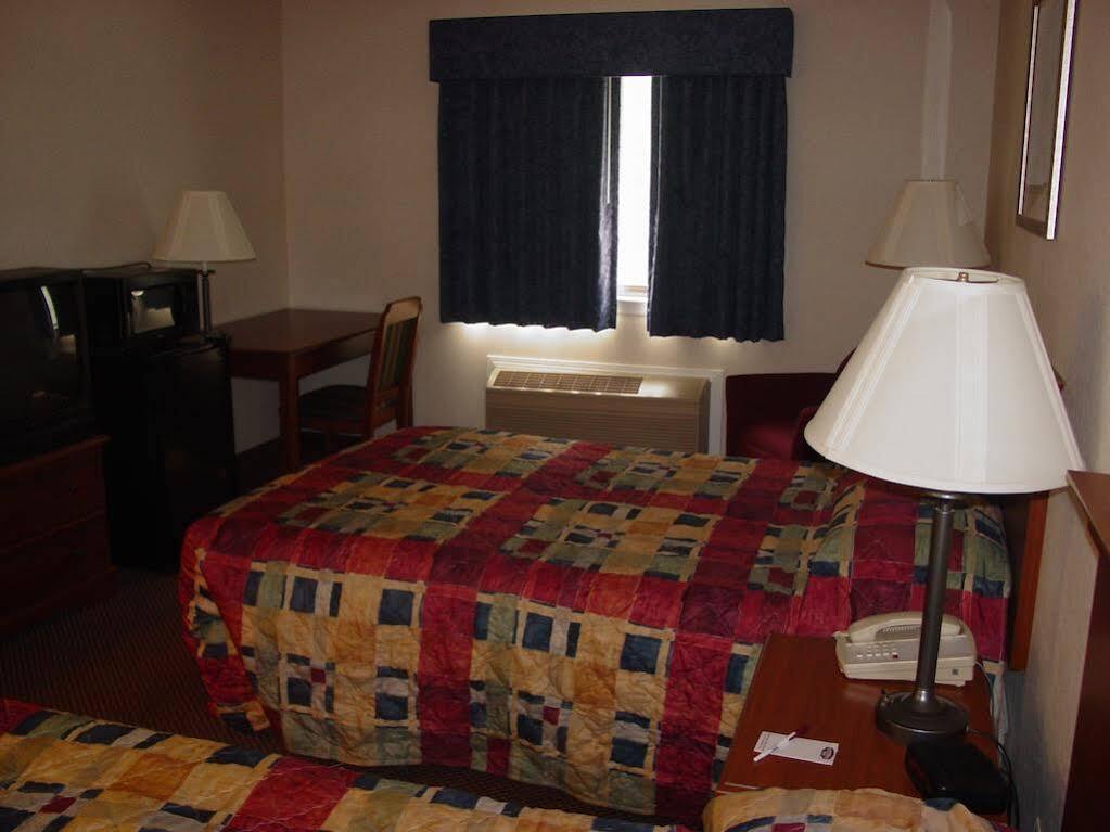 Lomira Inn And Suites المظهر الخارجي الصورة