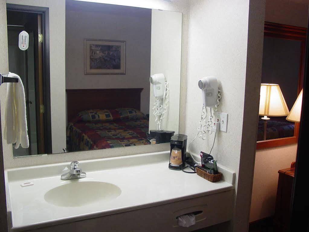 Lomira Inn And Suites المظهر الخارجي الصورة